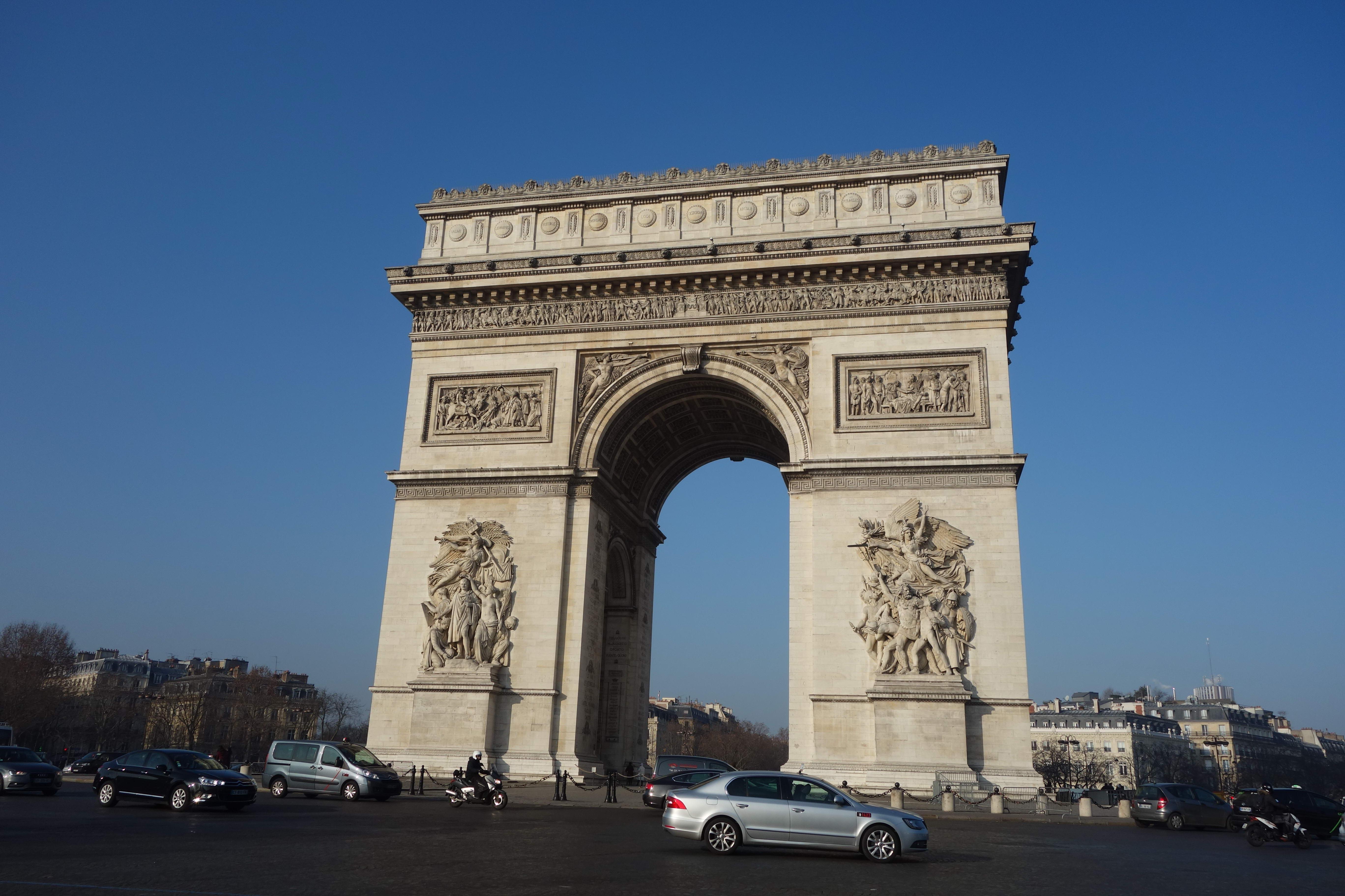 早上来到了凯旋门,1806年拿破仑为了纪念击败俄奥联军而下令修建,石柱