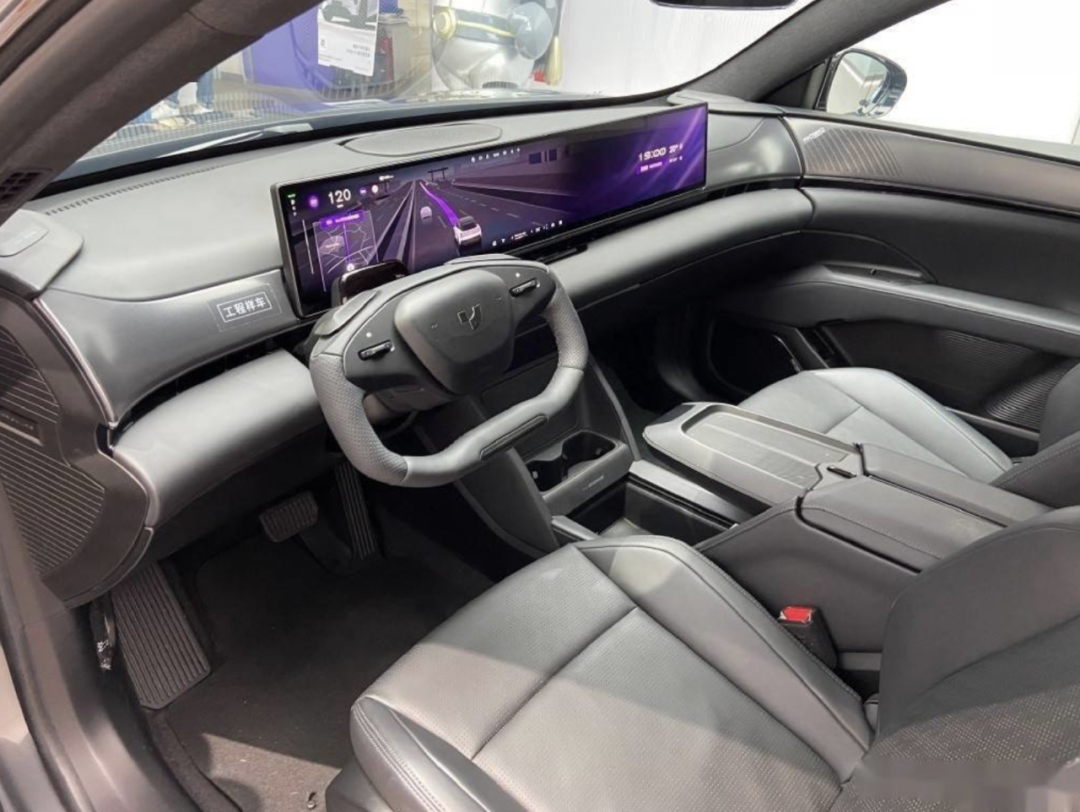 吉利再添子品牌首款新车极越01成都车展亮相