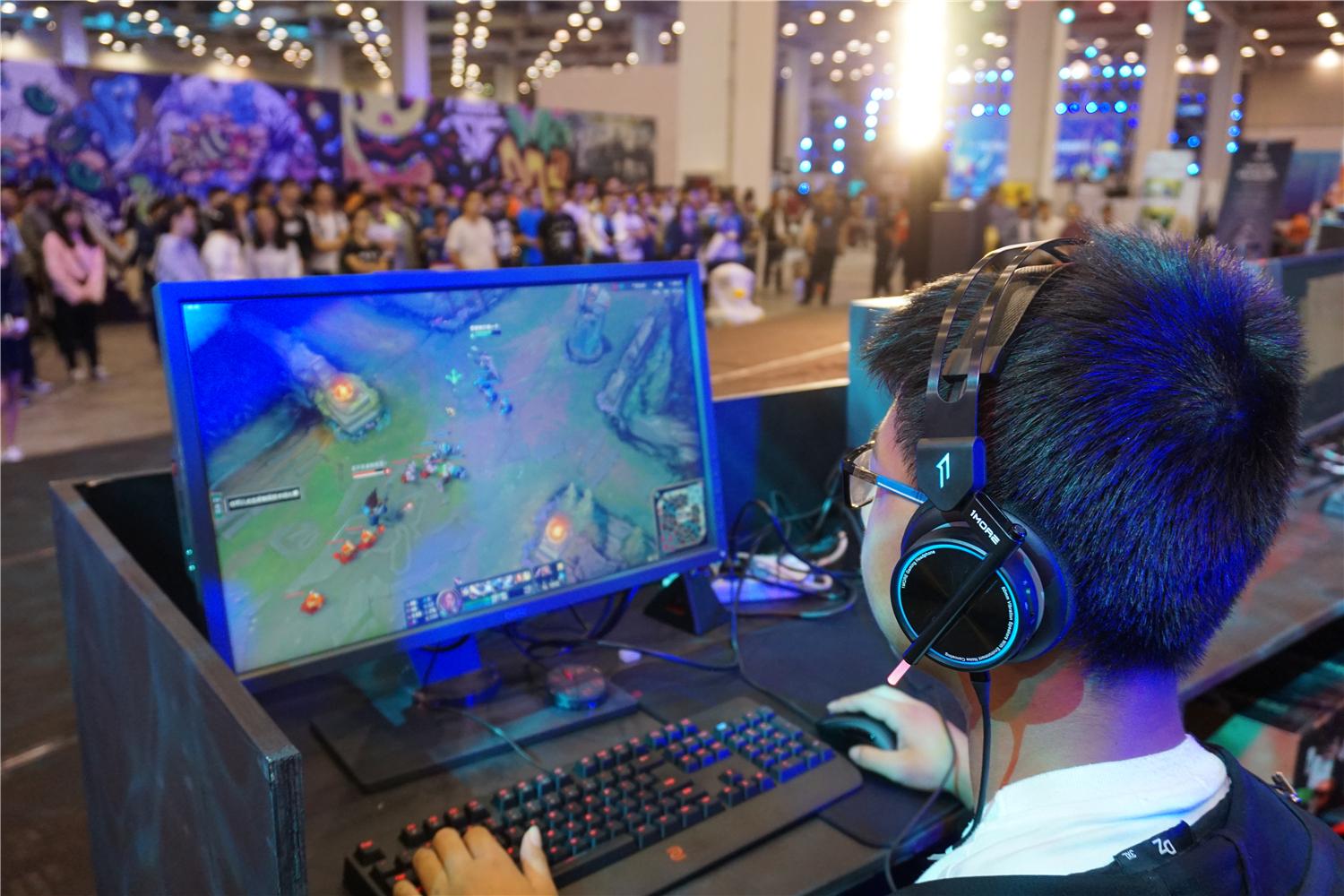 求推荐绝地求生用的耳机?