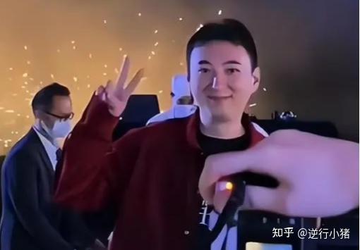 王思聪庆祝三十五岁生日:蛋糕气派现场有烟花表演,有钱真好