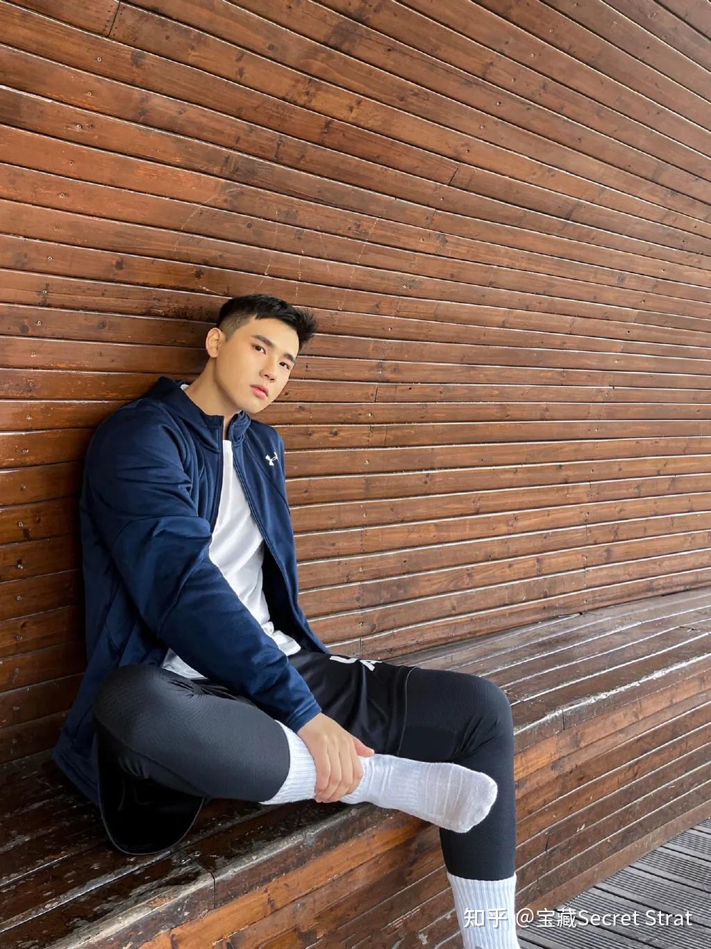 蓝男色奶凶体育生自拍照被疯传来品一品这个健气小奶狗的大长腿