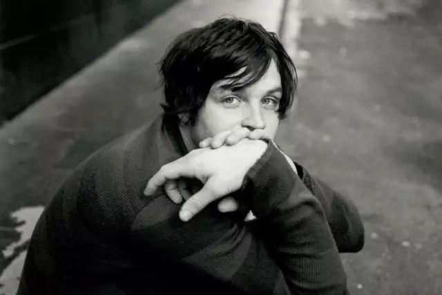 过the cars thunder past"汤姆·威兹曾经用钢琴给查尔斯·布科夫斯基