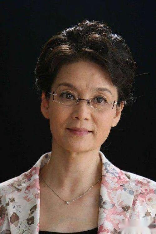 潘虹不愧是优雅女人的典范67岁风韵犹存穿衣简单却很高级妈妈辈也能