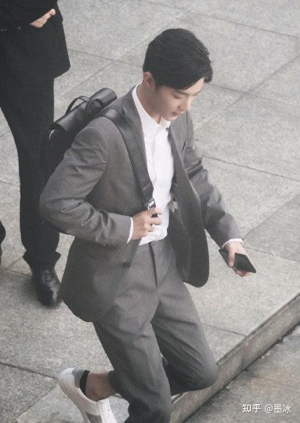 肖战背包照集锦:斗罗大陆中可爱,现实生活中年轻有活力像大学生