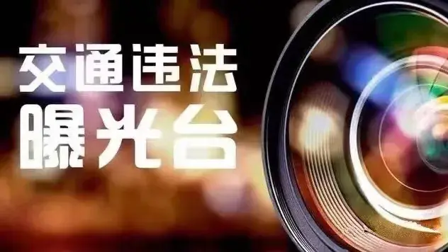 在晋中市寿阳县城区碰到个"奇葩"的超载现象5个人挤在一台小小的共享