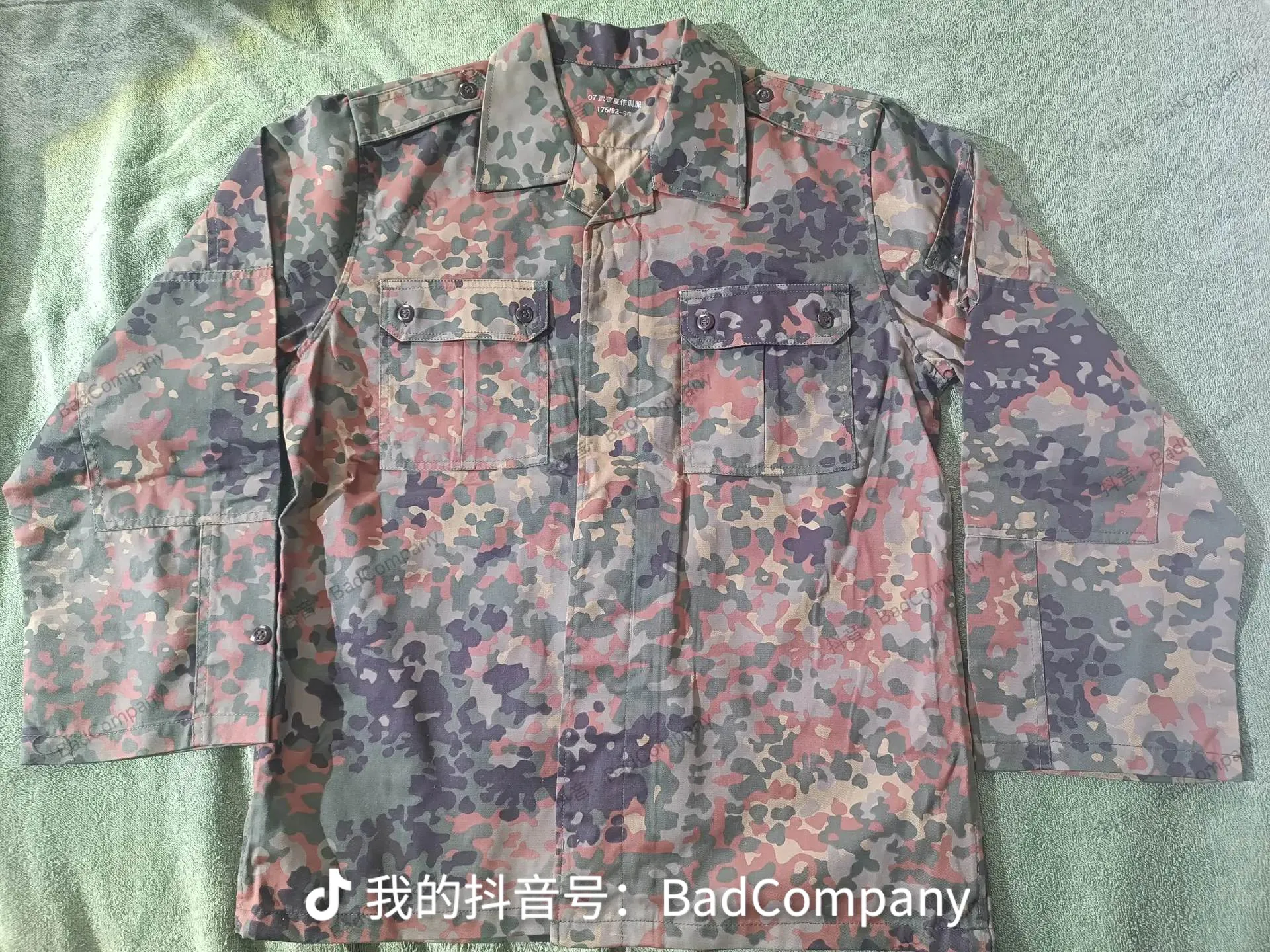 两款实验版的武警迷彩服(2011实验斑点和08消防红色枫叶)