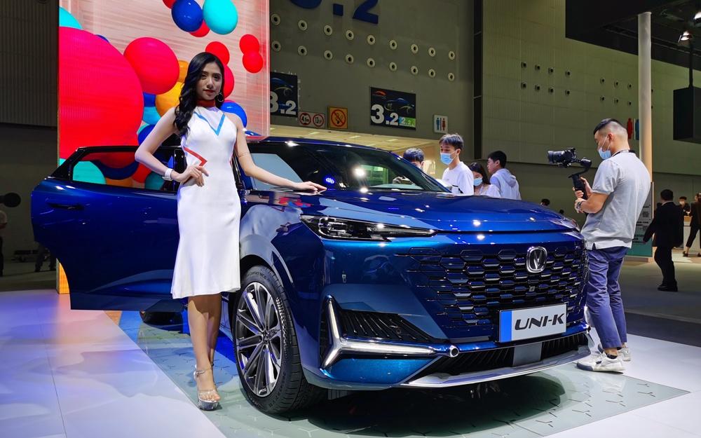 广州车展长安汽车unik亮相展馆现场美女模特与新车争艳