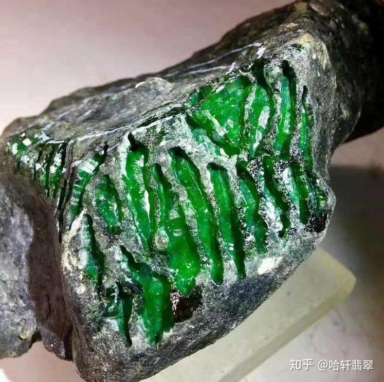 翡翠干货一莫湾基场口黑钨砂皮翡翠原石的特点- 知乎