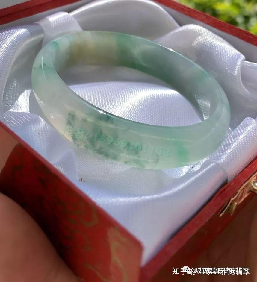 翡翠上蜡的方法:稍微加热翡翠,把白色蜡粉喷上去,让蜡粉进入玉器各