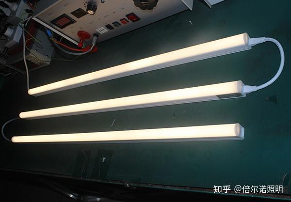 两根和3根led灯管串接后的亮灯效果荧光灯款支架灯用连接线串联效果如