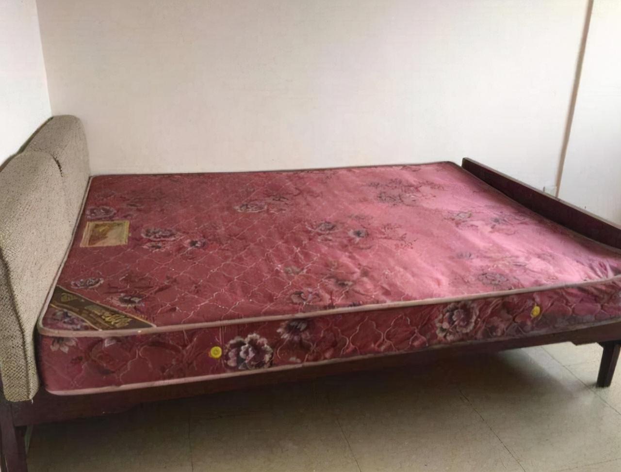 过去的老式弹簧床垫都是全封闭的,里面什么材质根本看不见.