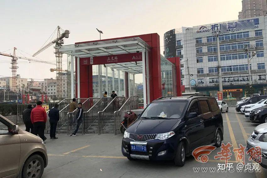 三爻地铁站口的户县黑车历史由来已久.