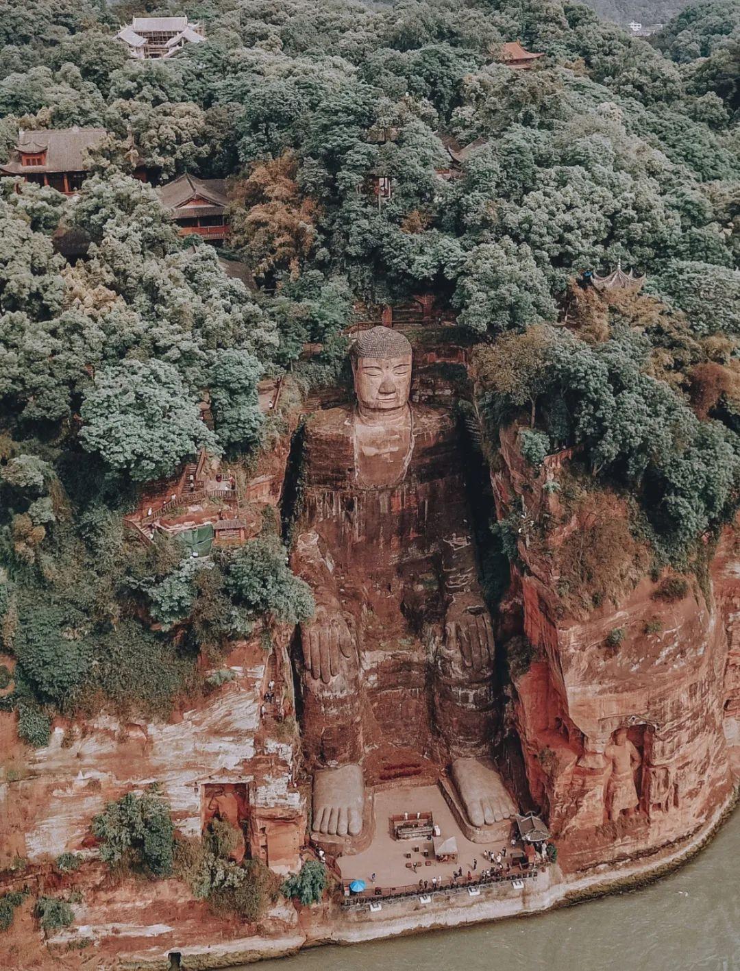 cr:黄太joan大佛为弥勒佛坐像,通高71米,坐落于大渡河,青衣江和岷江