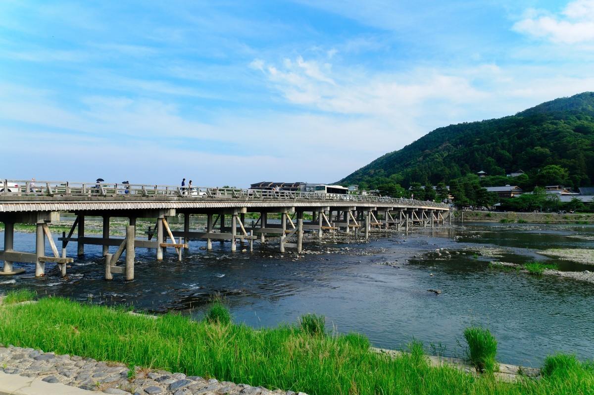 京都・嵐山観光のシンボル「渡月橋」の見どころ！四季を感じる絶景の楽しみ方｜RECOTRIP（レコトリップ）