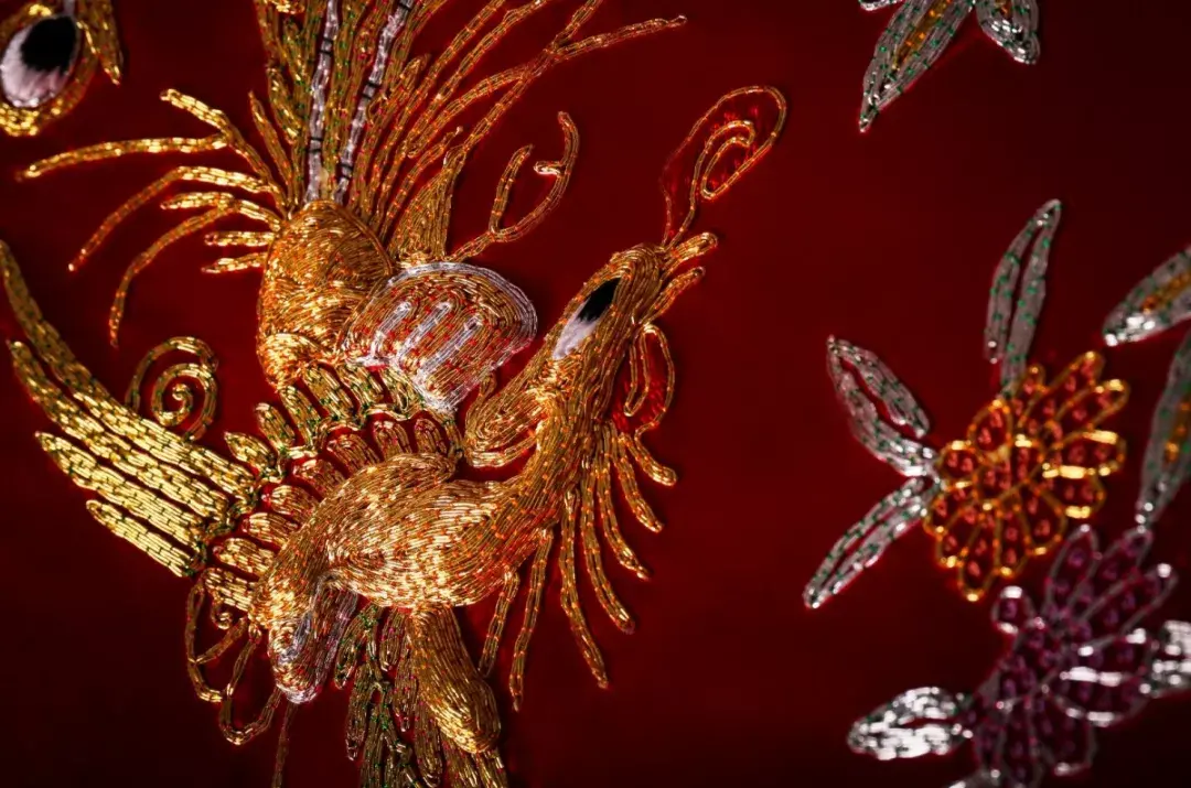 盘金绣织就中式嫁衣的锦绣画卷