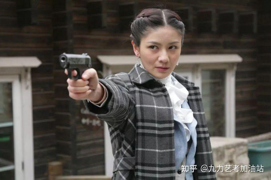 2001年,主演电视剧《快嘴李翠莲2》进入演艺圈,此后出演了《京华烟云