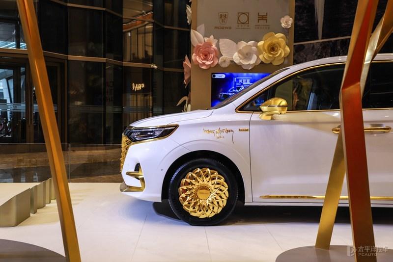 高端设计向上升级荣威imax8白金车亮相