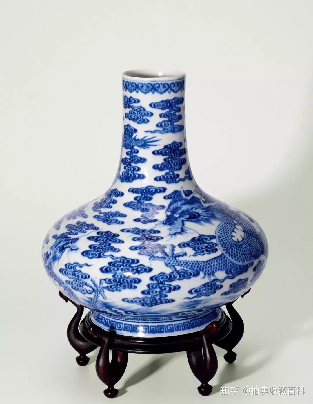 一件孤品清乾隆青花苍龙教子图荸荠瓶