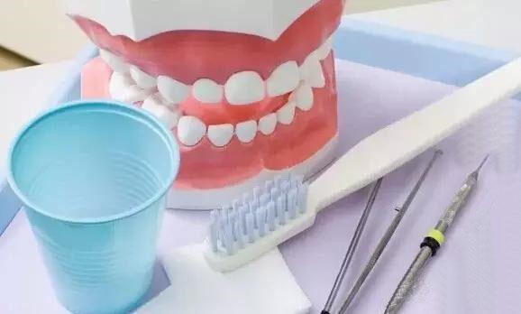 清洗假牙要掌握科学方法