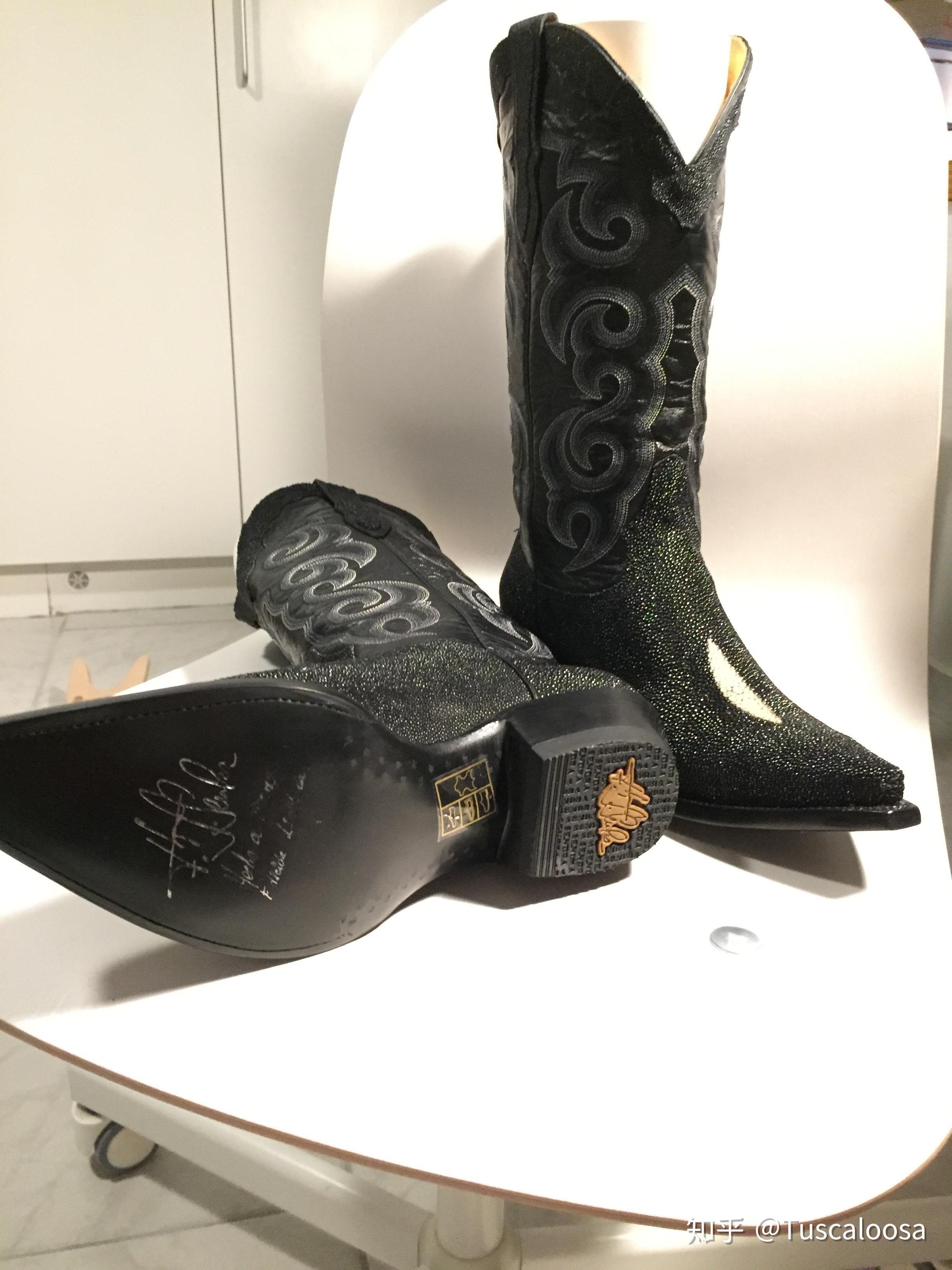 伪德州人的这双牛仔靴是尖头(pointed toe/snip toe)牛仔靴,黑色