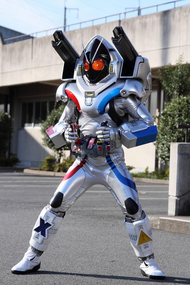 使用"fourze驱动器",配合"no.20 火焰开关"变身的派生形态.