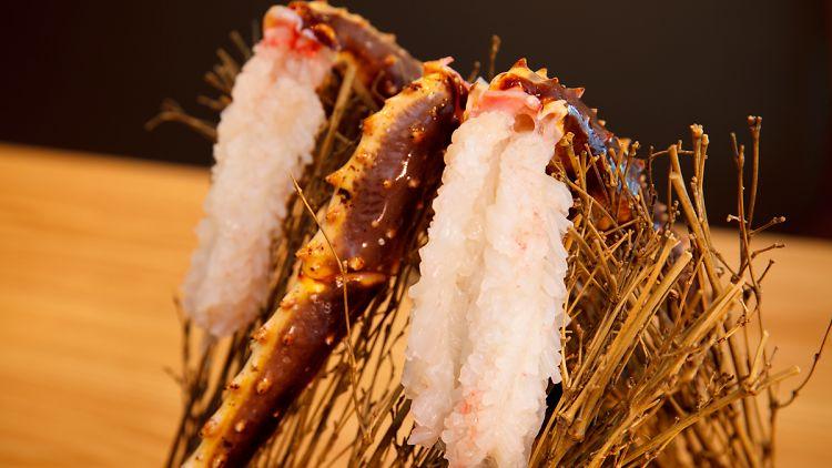 在日本米其林一星的螃蟹餐厅里,吃一只2.2kg的