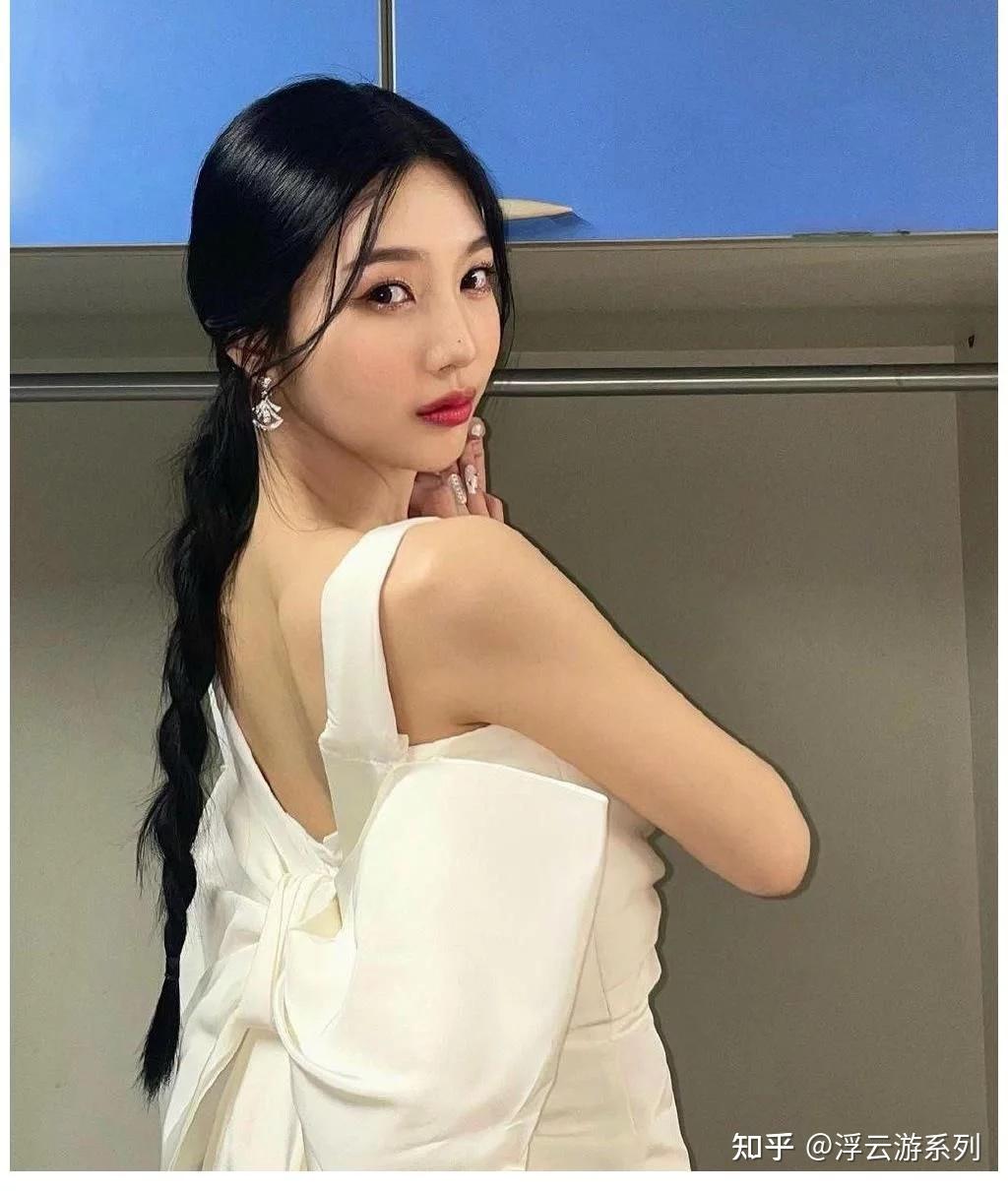 joy朴秀荣晒露背低胸连衣裙造型妖精美貌性感身材吸睛