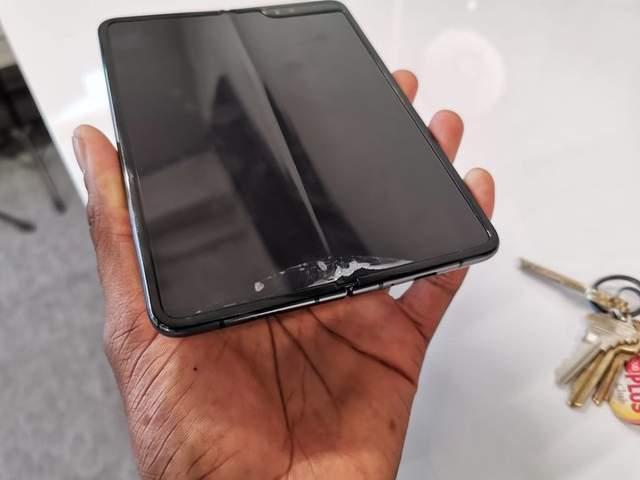 galaxy s10 系列手機,機器採用了超聲波指紋識別,一般的鋼化膜比較厚