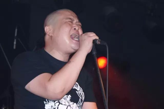 她站出来声斥这支骗子乐队,并扒出了他们多次蹭蜜三刀名气,屡教不改的