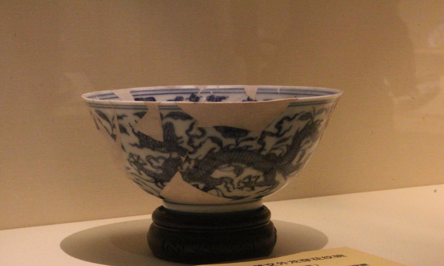 大明弘治年製 青花硯台 A fine yellow-ground and underglaze-blue 'gardenia' dish