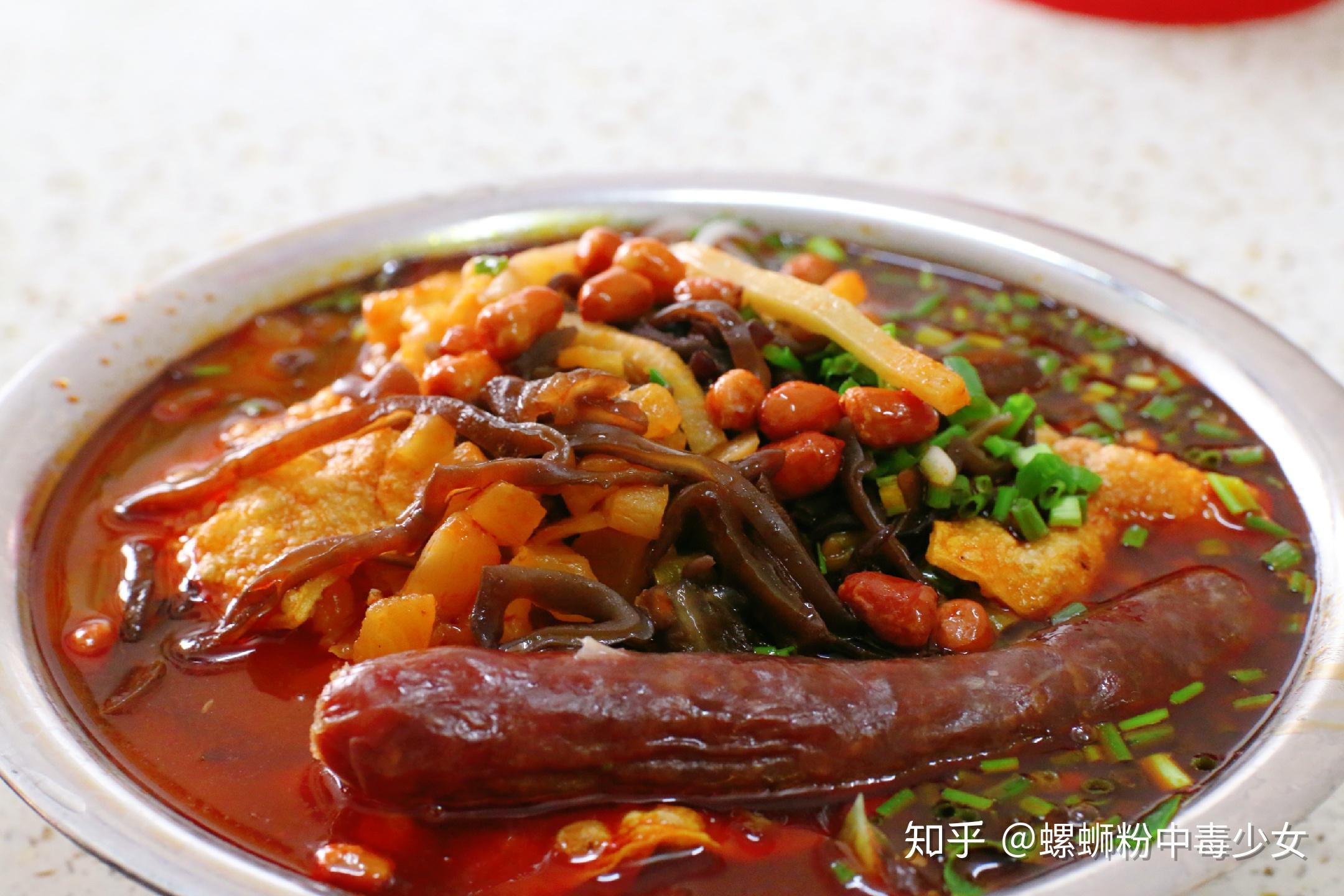 除了螺蛳粉传统的配菜以外它家的卤蛋香肠都很好吃,香肠里面都是瘦肉