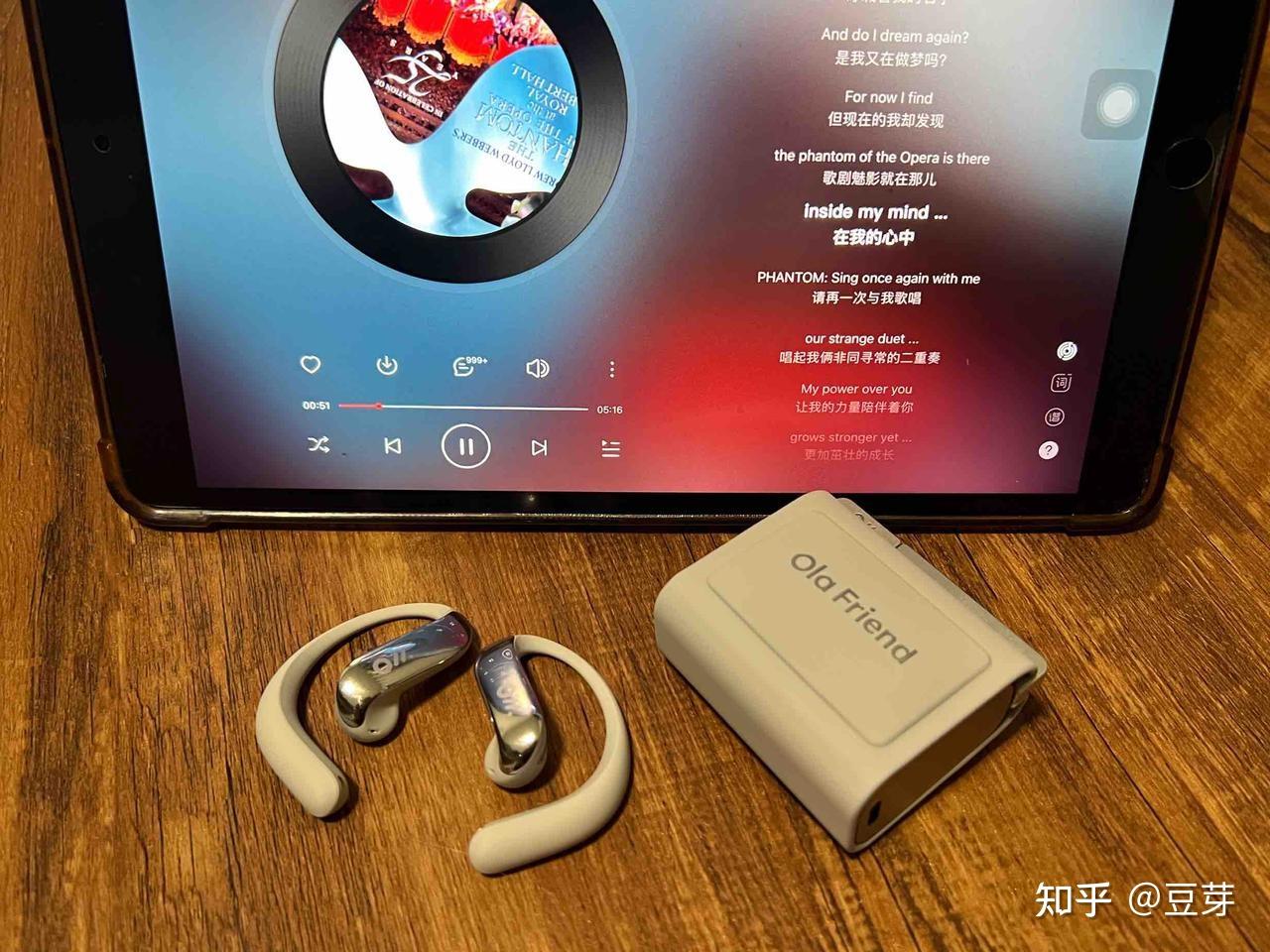 字节跳动豆包推出的首个AI耳机——Ola Friend智能体耳机，这款开放式耳机
