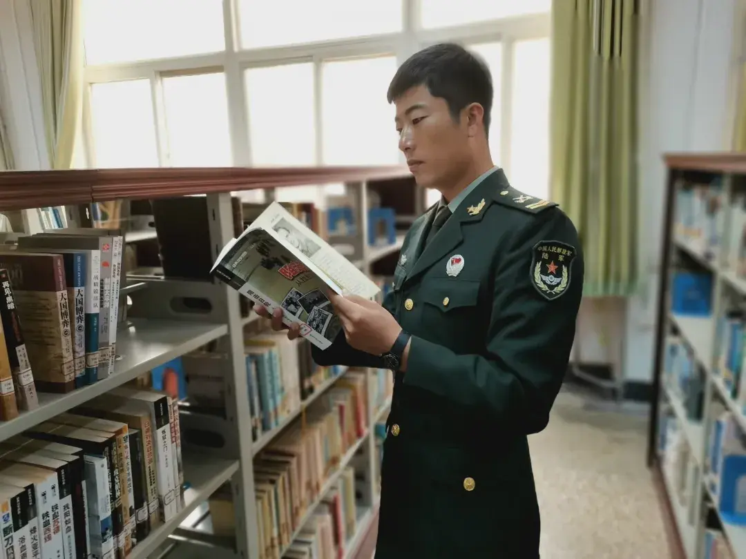 白天训练晚上学习狙击手转入军校当教员铁甲匠心系列报道