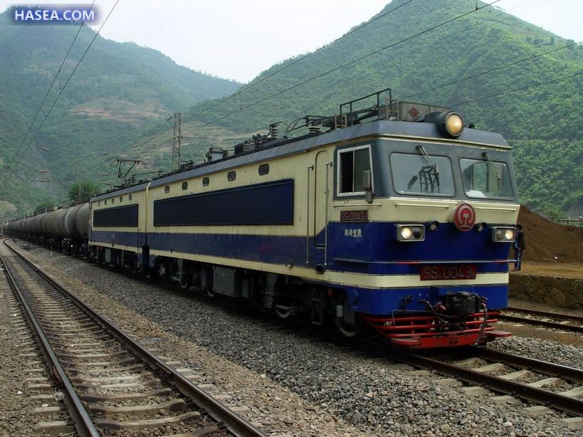 老涂装的韶山4,注意转向架外侧的牵引杆拐臂.