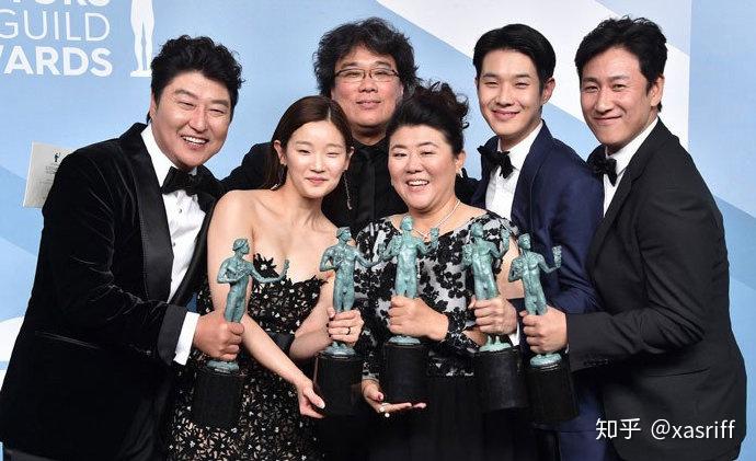 女主角乔昆·菲尼克斯(《小丑》)最佳男主角《寄生虫》(韩国)最佳集