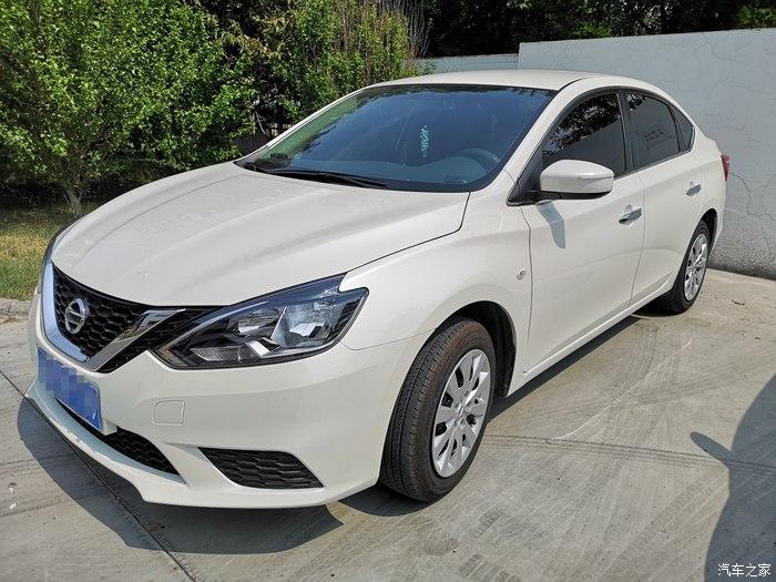 上班偶遇白色轩逸新经典忍不住多看几眼