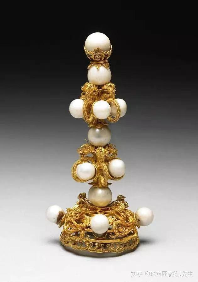 造型夸张的白角冠,长相奇特的姑姑冠,奢华繁复的凤冠.