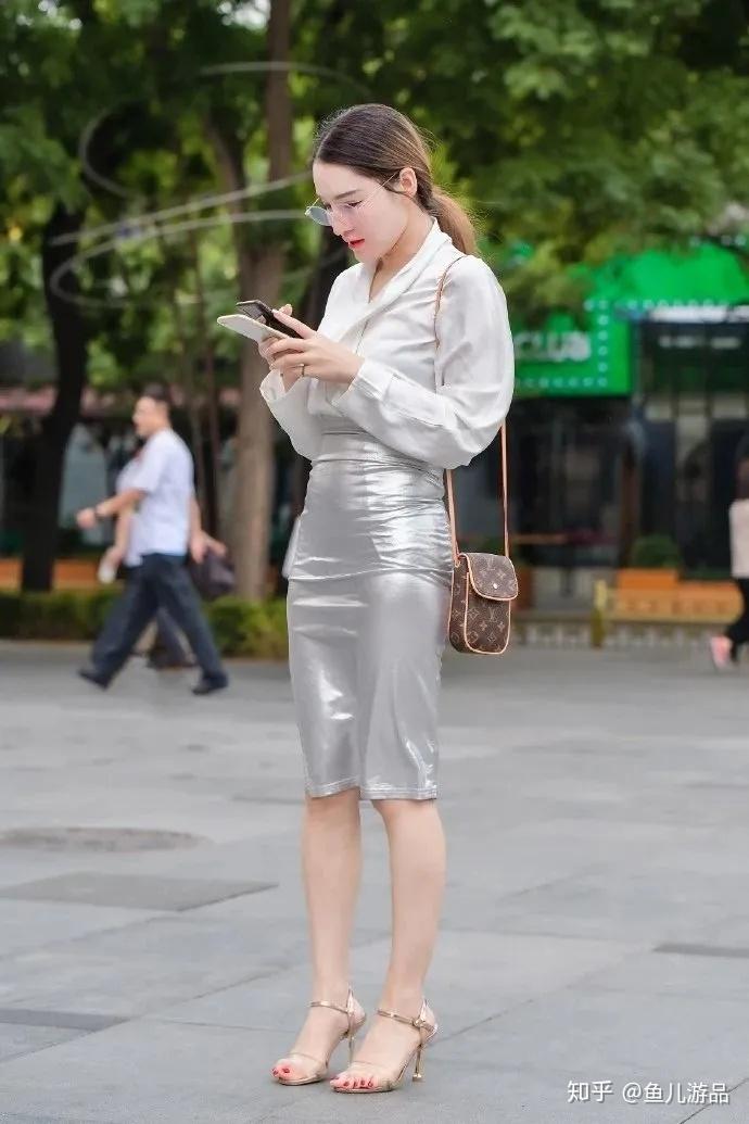 街拍: 银色半身裙真亮眼,搭配高跟鞋,乍一看还以为是贵妇