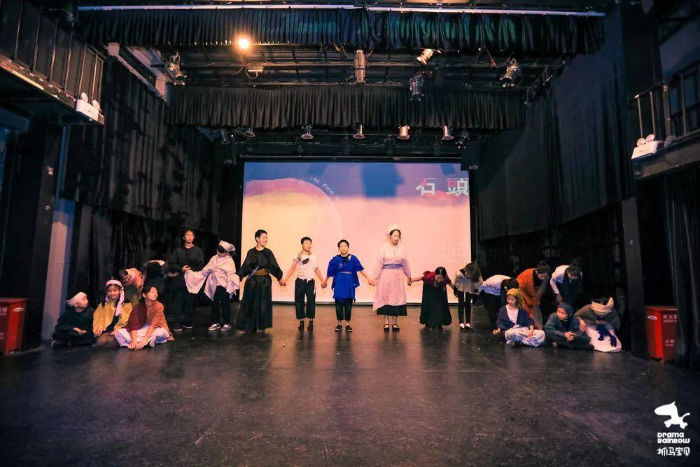 其中就包括青年剧团成员——嘉佳的父亲