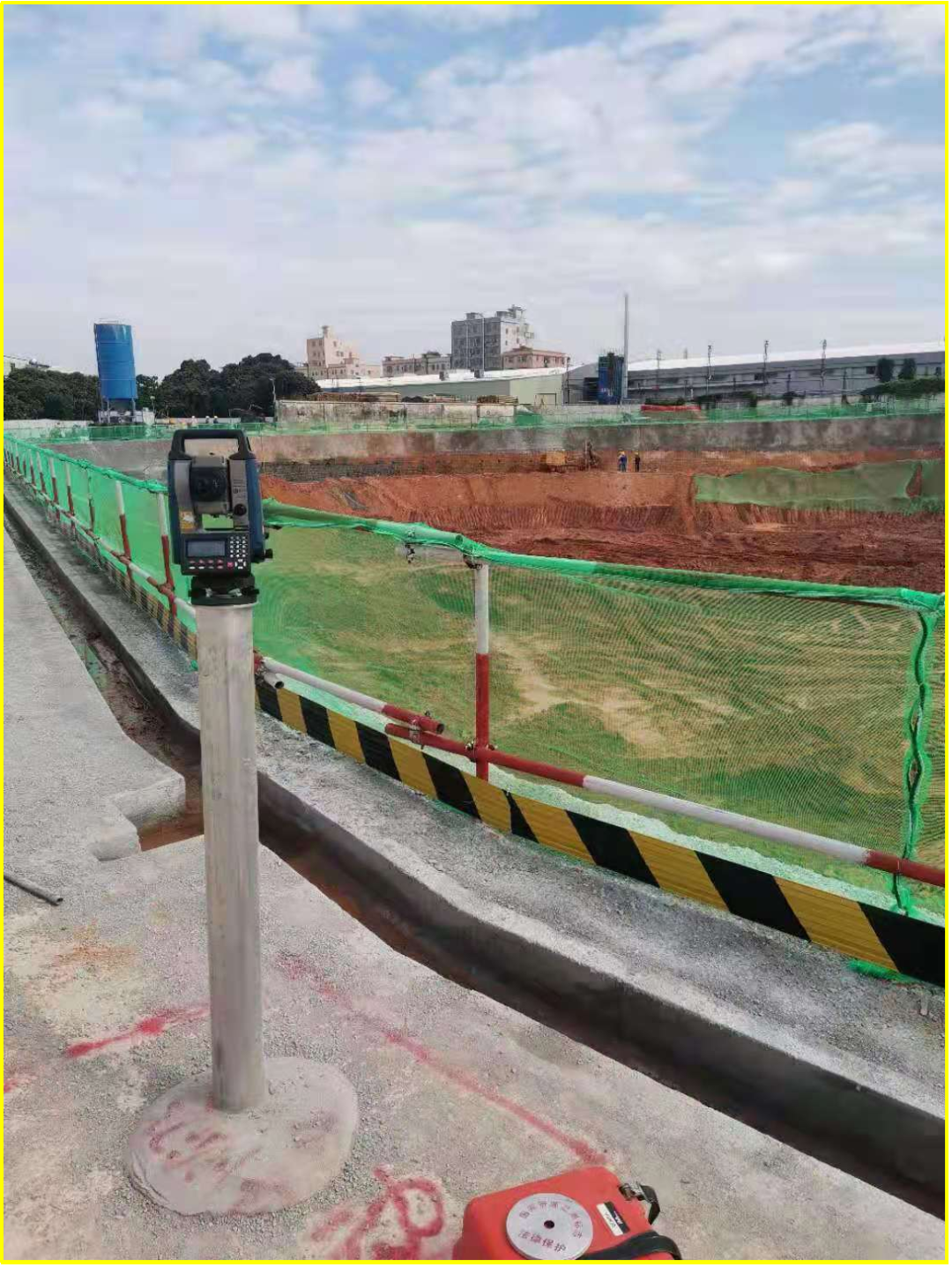 ③变形缝两侧布置水平位移监测点.