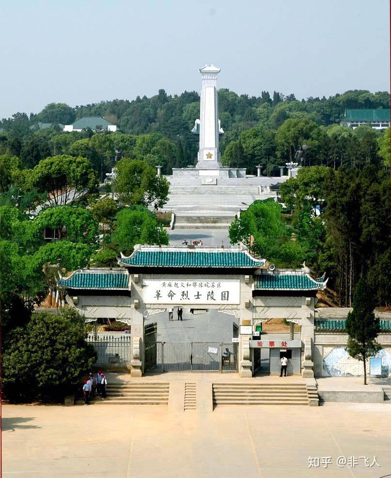 怎么看待在烈士陵园门前嬉笑打闹放风筝的行为