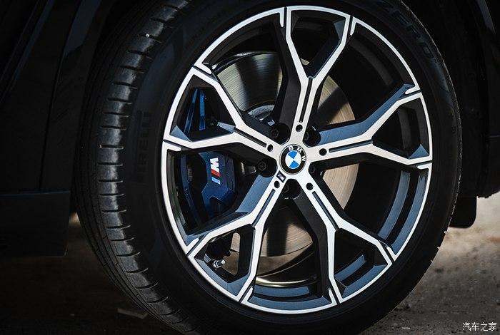 侧面的腰线和装饰以及21寸的轮毂带来很强的肌肉感,我非常喜欢这款