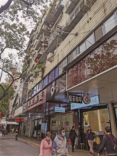 什么情况?温州人民路"高空排水"对准楼下人行道!