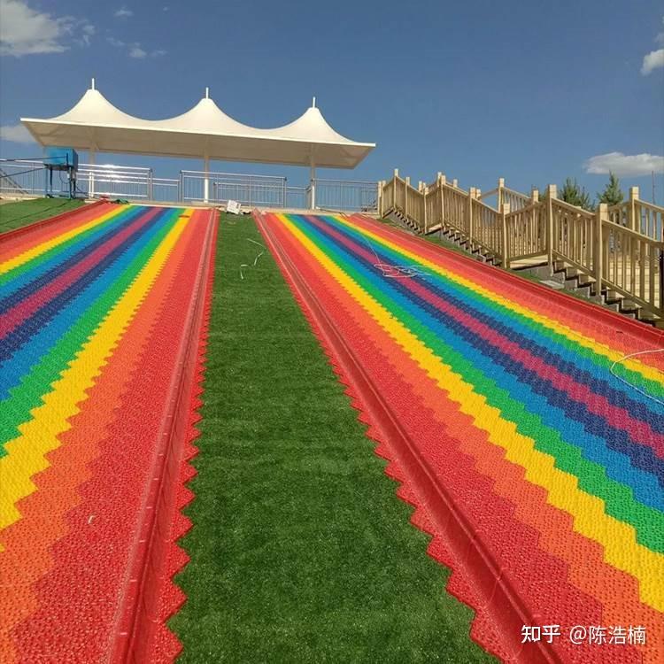 网红拍照胜地彩虹滑道七彩滑梯塑料滑道游乐园设备 - 知乎