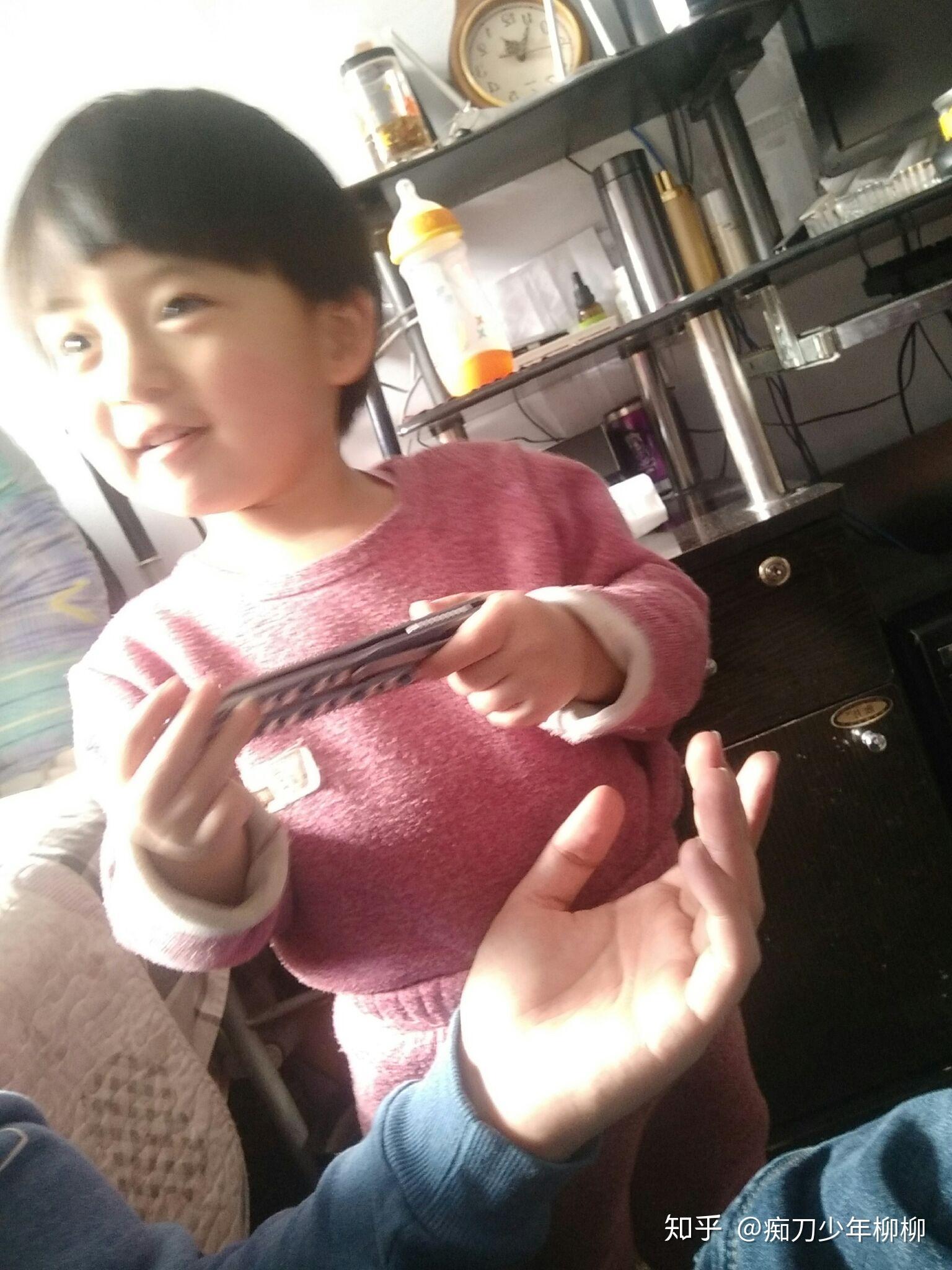 你见过玩儿蝴蝶刀最小的孩子多大