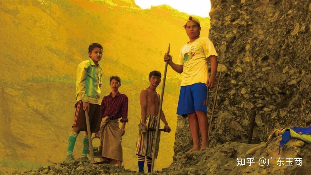 探秘生死线上的采玉人美丽翡翠的背后是无数辛酸的血泪