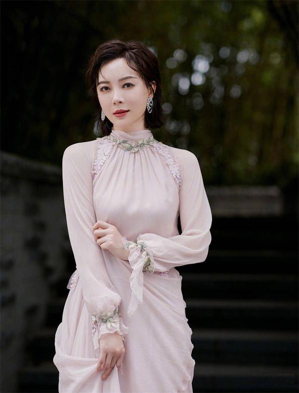 白玉兰颁奖典礼上的女星红毯造型秀,一位赛一位的好看! - 知乎