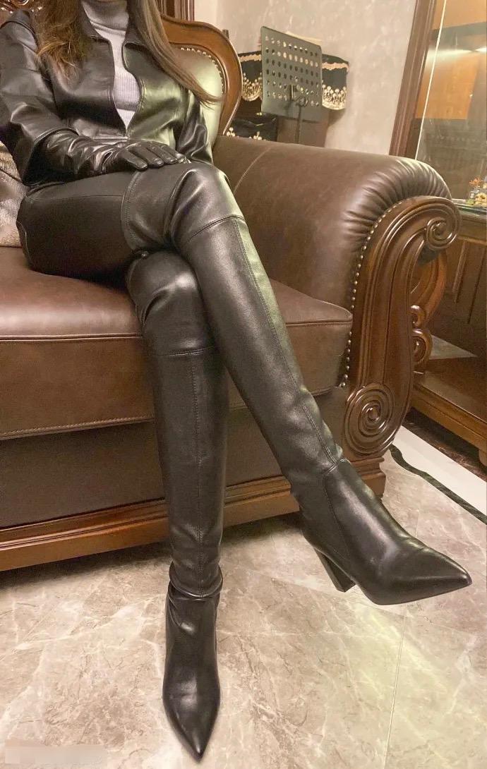 女生穿过膝皮靴的时候,如果需要坐下或蹲下,膝盖以上的那部分靴筒会不