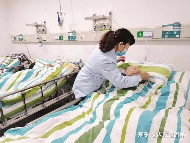 对于长期卧床的老人如何正确护理？预防很重要 - 知乎