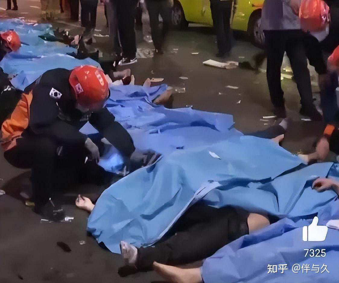 韩国踩踏事件/20岁幸存者：人群像骨牌一样倒下，到处在喊救命